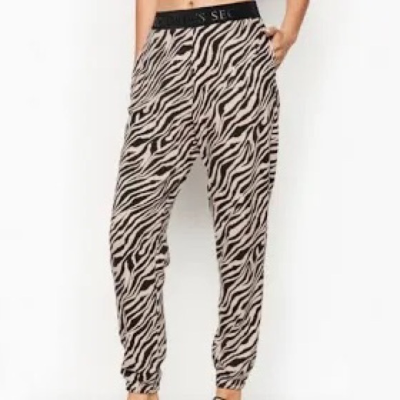 Victoria’s Secret Sweat Outfit cropped top and joggers. Black/cream zebra size M - Picture 5 of 10